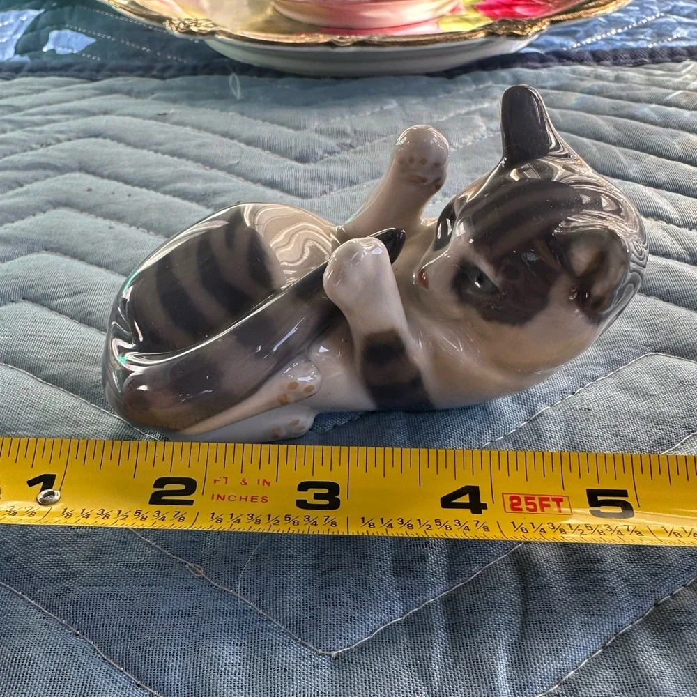 Royal Copenhagen Figurine No. 727 Playing Cat - Picture 4 of 4